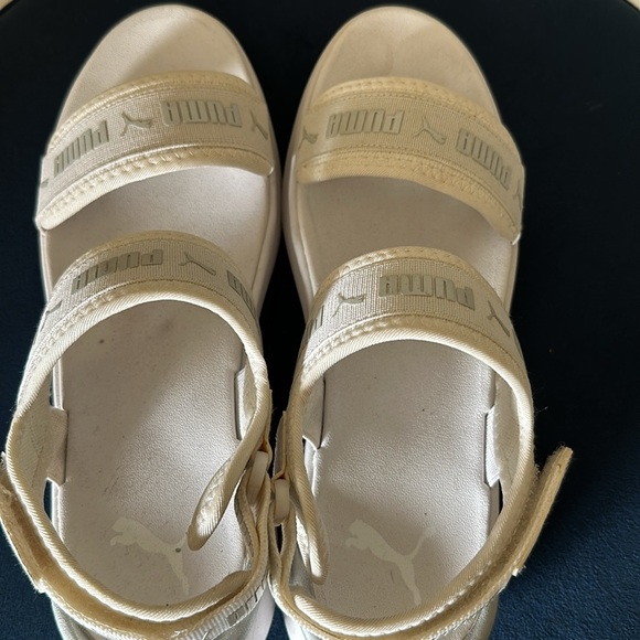 Super cute white Puma Sandals size 7 - Picture 3 of 5